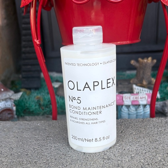 OLAPLEX Other - OLAPLEX No.5 Bond Maintenance Conditioner - White Bottle